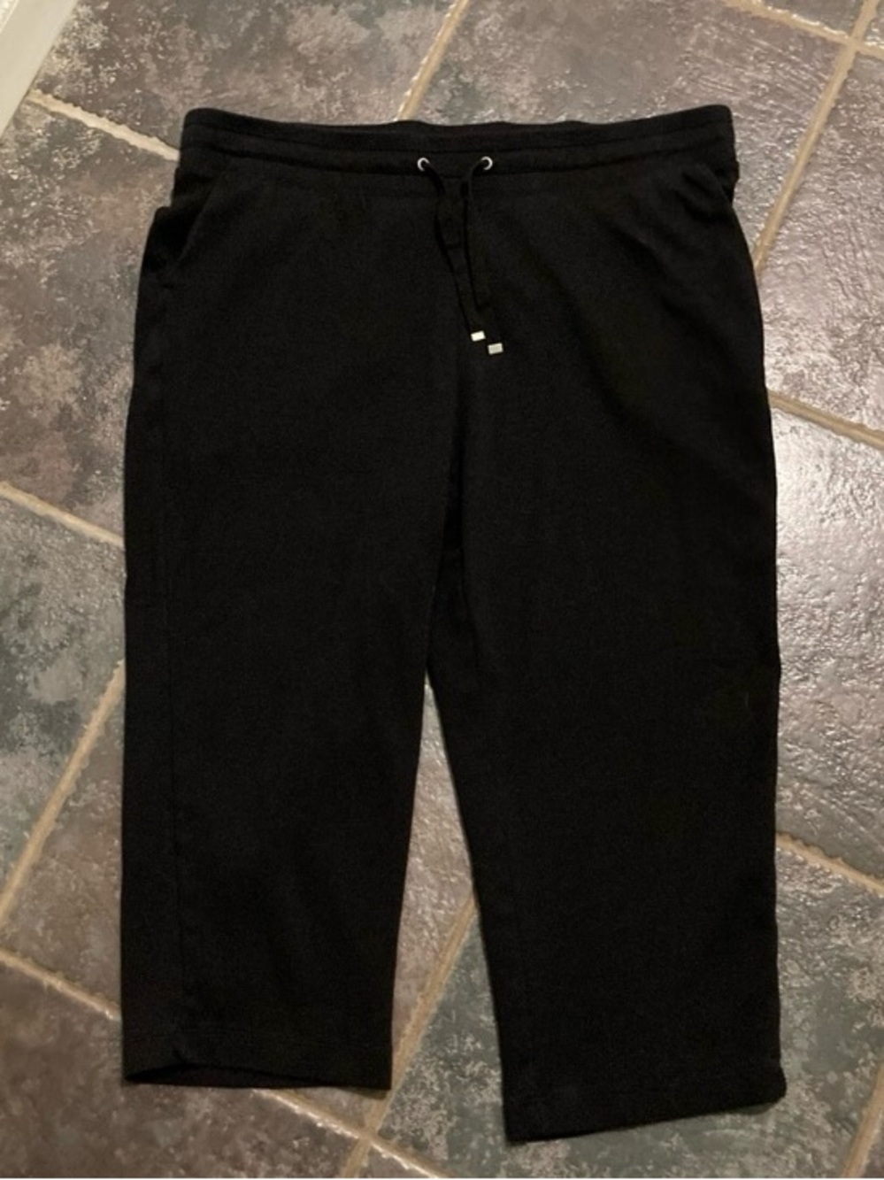 Croft & Barrow Women’s Black Drawstring Capri Pants/Sweatpants. Size L